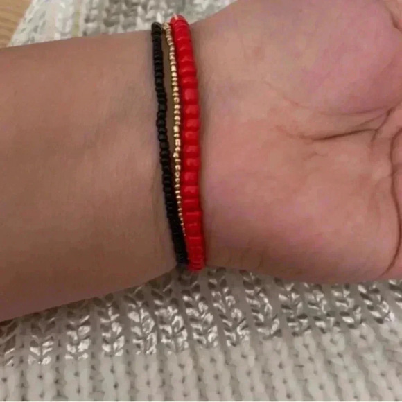 🆕 NEW- 3pc Christmas Beaded Charm Bracelet Red Set🆕 - Picture 2 of 4